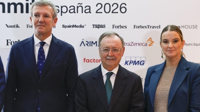 O presidente da Xunta, Alfonso Rueda, coa súa homóloga de Baleares, Marga Prohens, e de Ceuta, Juan Jesús Vivas, no Forbes Economic Summit 2026 (EFE/J.J.Guillén)