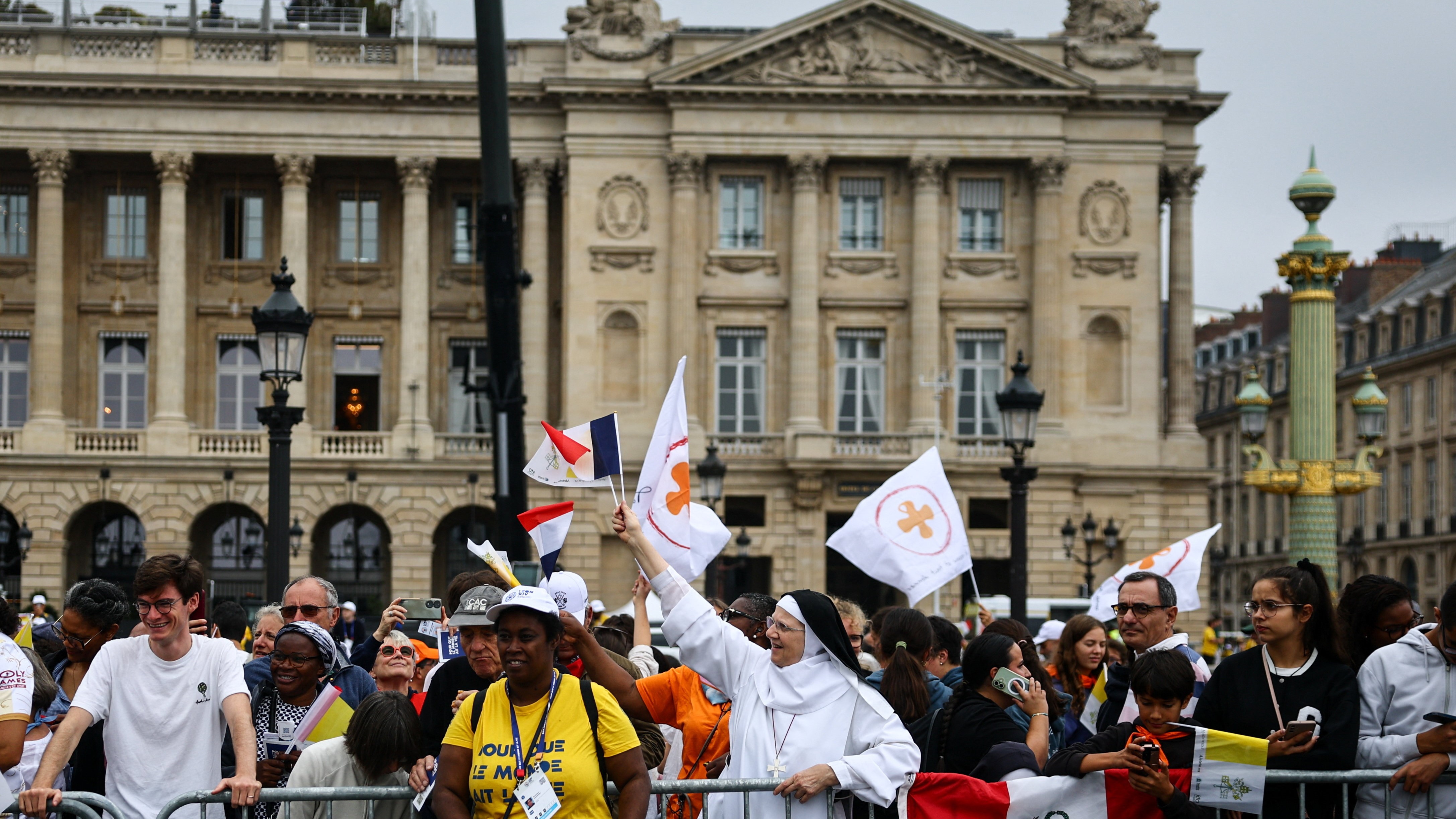 Fieis no centro de París. REUTERS/Sarah Meyssonnier