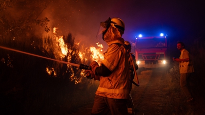 Persoal de extinción no lume de Calvos de Randín. EUROPA PRESS/Adrián Irago