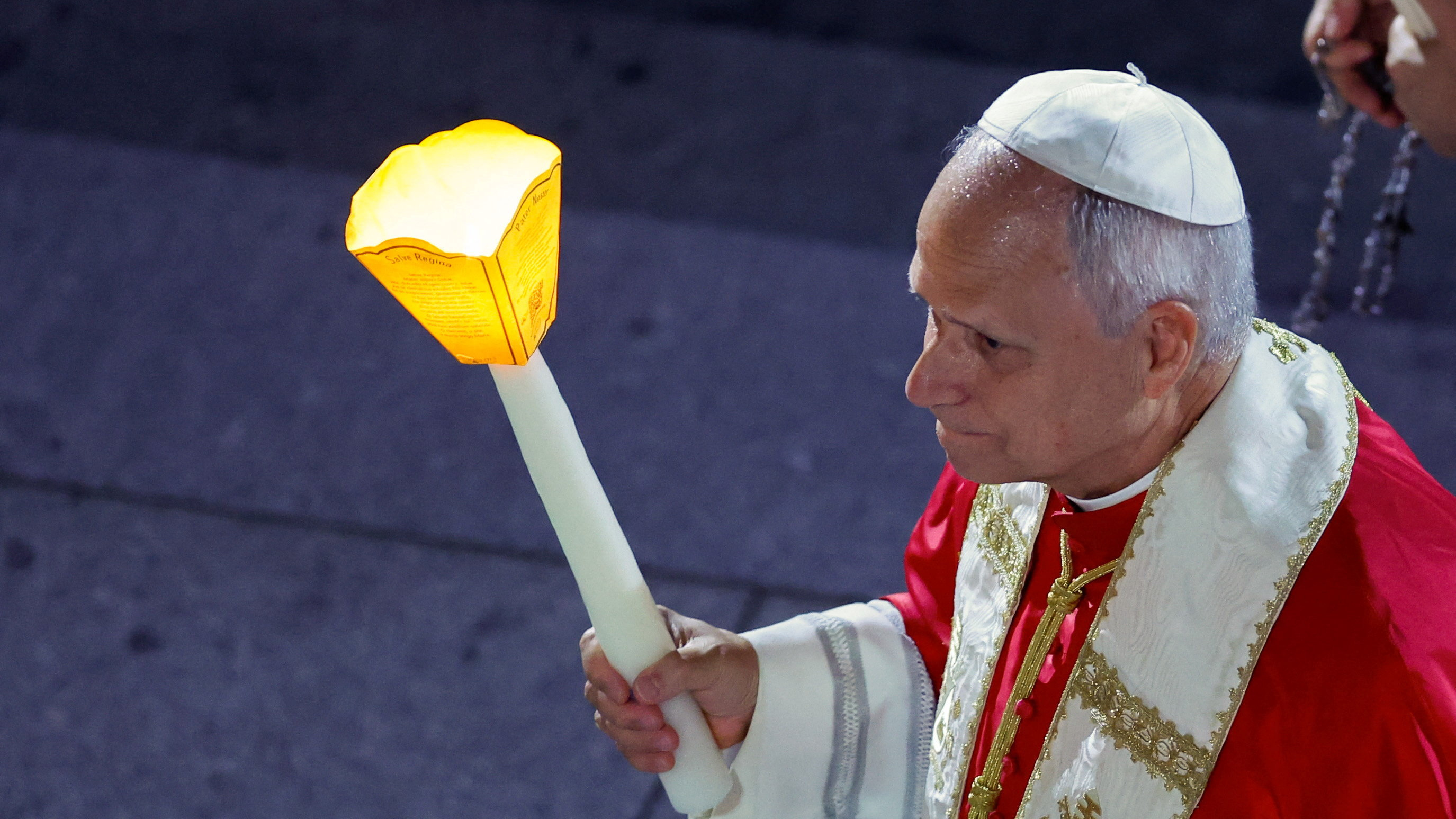 O papa durante unha procesión no Santuario da nosa Señora de Lourdes (REUTERS/Remo Casilli)