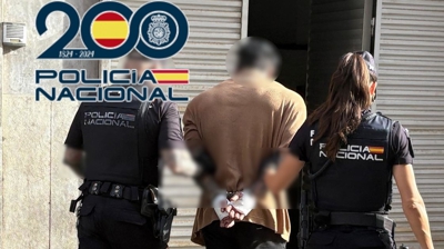 O detido como suposto autor do asasinato,  custodiado pola Policía Nacional
