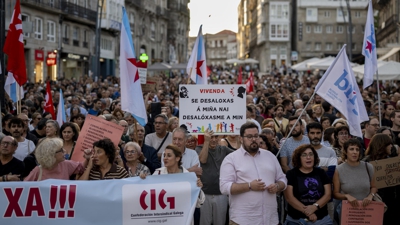 Un momento da concentración convocada pola Alianza pola Vivenda na Porta do Sol de Vigo este luns EFE / Brais Lorenzo