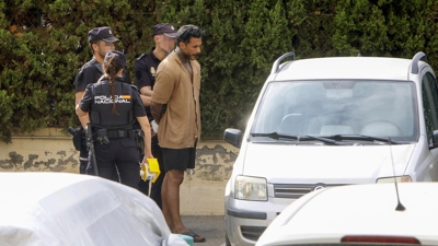 O detido como suposto autor do asasinato sae do domicilio onde ocorreu o crime custodiado pola Policía Nacional. EFE/Morell