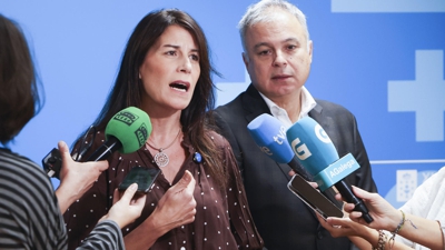 A conselleira de Vivenda e Planificación de Infraestruturas, María Martínez Allegue, xunto co secretario xeral de Vivenda e Urbanismo, Heriberto García Porto, EFE/Xoán Rey