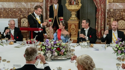 Emmanuel Macron brinda na cea de gala que se celebra este martes no Palacio Real
