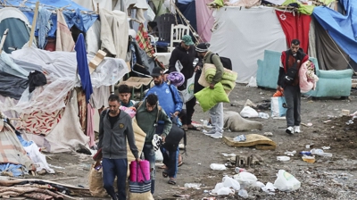 Desaloxo dos migrantes en Praia Benitez, que coas súas pertenzas abandonaban as infravivendas que construiran estas semanas pasadas no areal ceutí (EFE/Reduan)
