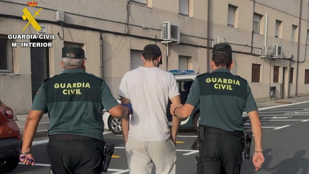 Un dos detidos. Garda Civil.