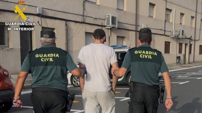 Un dos detidos. Garda Civil