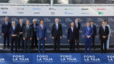 O rei, o presidente do Goberno e máis o da Xunta, entre outras autoridades, na apertura do foro (EFE/ Lavandeira Jr)