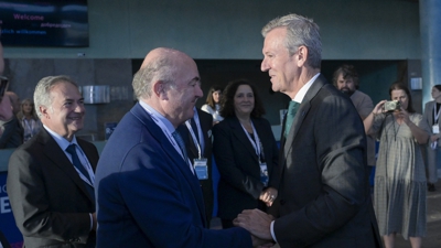 O presidente da Xunta, Alfonso Rueda, saúda o ex vicepresidente do Banco Central Europeom Luis de Guindos, durante a inauguración da xornada Empresa (EFE/Moncho Fuentes)