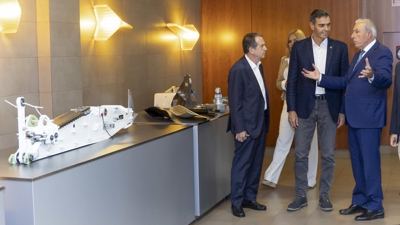 O presidente do Gobierno, Pedro Sánchez , xunto ao presidente de Delta, Francisco Puga, e o alcalde de Vigo, Abel Caballero (EFE/Salvador Sas)