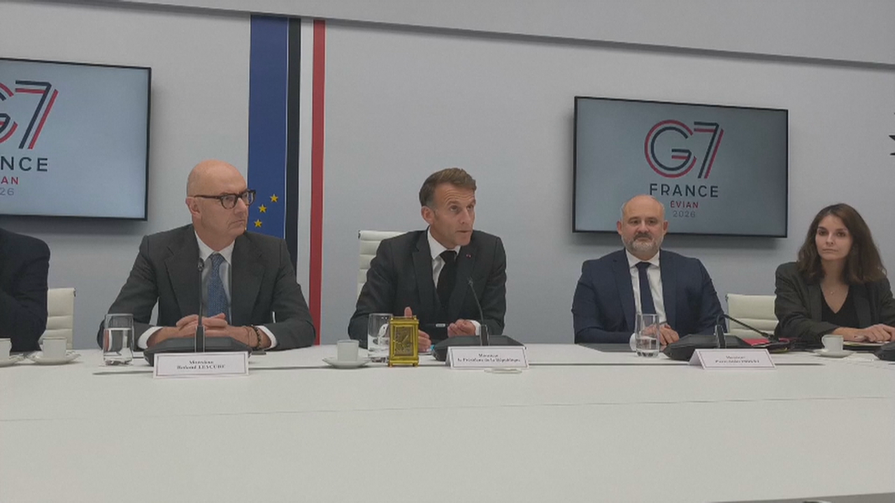 Emmmanuel Macron durante a videoconferencia do G7 con membros do seu goberno. Reuters