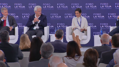 Un momento da mesa redonda sobre Ceuta, con  Kissy Chandiramani, no Foro La Toja