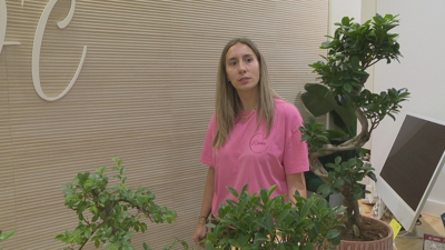 A florista Carmen Costoya rodeada de bonsais
