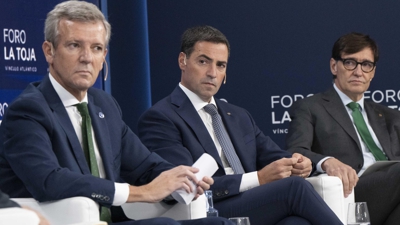 Rueda, con Illa e Pradales no foro (EFE/ Brais Lorenzo)