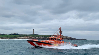 Embarcación de Salvamento Marítimo fronte á Torre de Hércules, A Coruña (Salvamento Marítimo)