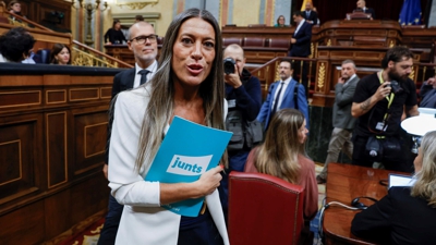 A portavoz de Junts per Catalunya no Congreso, Míriam Nogueras, chega ao Congreso dos Deputados para o pleno no que se debate e vota os decretos de vivenda do Gobierno. (EFE/J.J. Guillén)