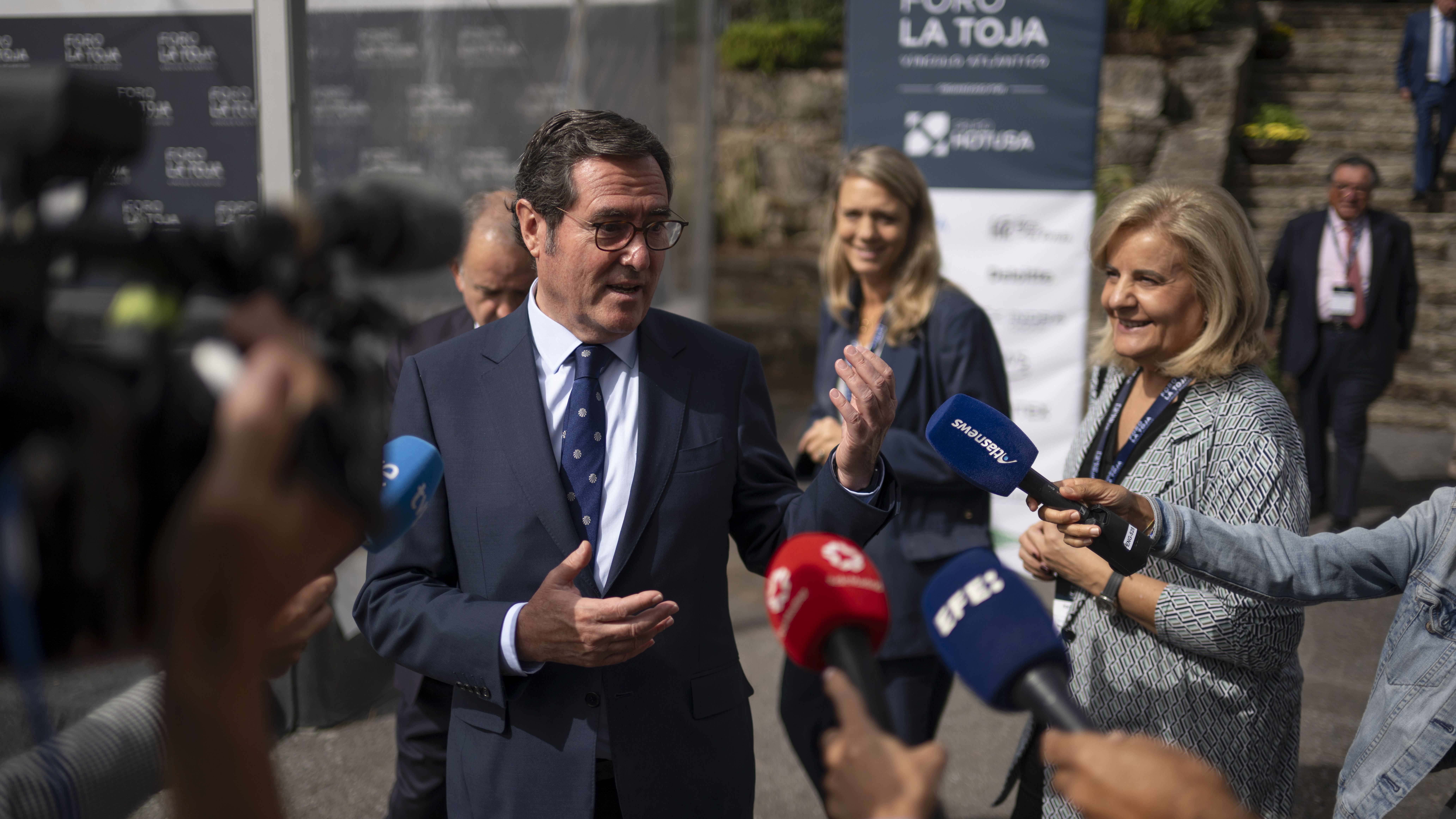 Garamendi atende a prensa este venres na Toxa. EFE/Brais Lorenzo