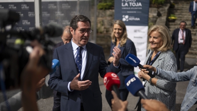 Garamendi atende a prensa este venres na Toxa. EFE/Brais Lorenzo