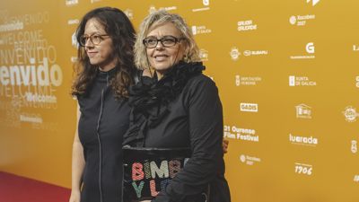 María Yáñez, directora de KIRO, e Carmen Quiroga, filla de Ana Kiro, na entrega de premios do festival. Firma: OUFF