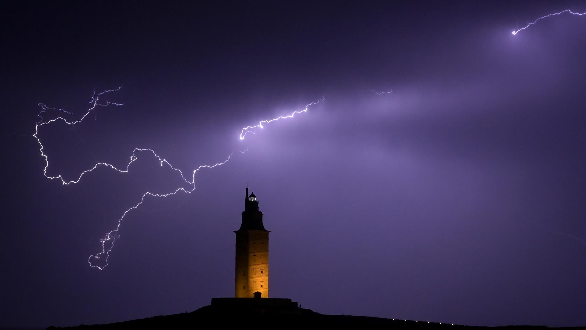 Imaxe de arquivo de raios sobre a Torre de Hércules ( M. Dylan-Europa Press)//DIRECTO: Cámara web da CSAG en Ferrol