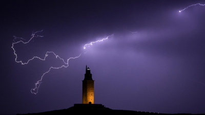 Imaxe de arquivo de raios sobre a Torre de Hércules ( M. Dylan - Europa Press)//DIRECTO: Cámara web da CSAG en Ferrol