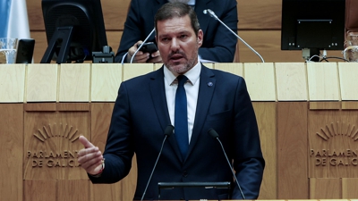 O conselleiro de Cultura comparece no Parlamento para explicar o contido do acordo. EFE/Xoán Rey