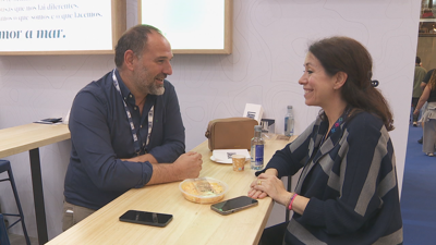 Javier González, director de Lume Alimentación, conversa coa directora de Xestión de Categorías de Aldi, Elisa Artigas, na feira Conxemar.