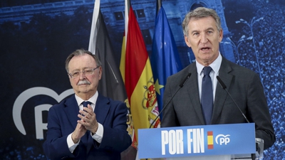 Núñez Feijóo, este mércores en Ceuta xunto ao presidente da cidade autónoma Juan José Vivas (EFE/Reduan)
