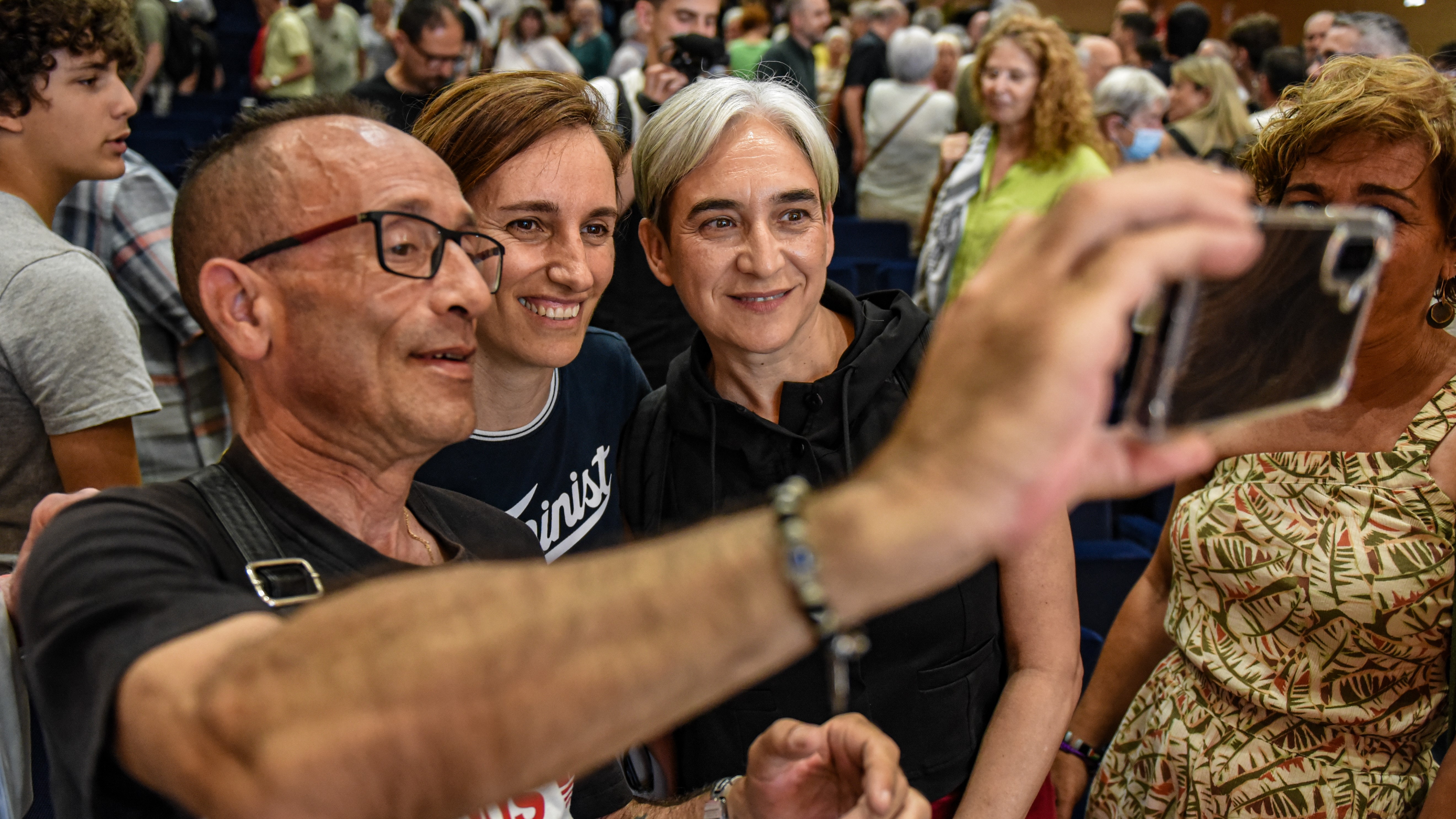A ministra de Sanidade, Mónica García, e a exalcaldesa de Barcelona Ada Colau, durante un acto dos comúns, Más Madrid, IU e Sumar. Alberto Paredes/Europa Press.
