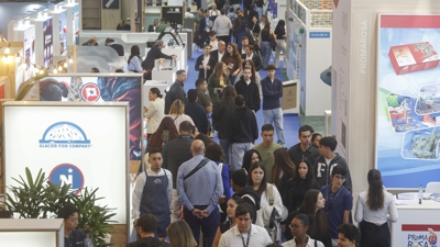 Asistentes durante o último día da Feira de alimentos conxelados do mar Conxemar, este xoves en Vigo. EFE / Salvador Sas