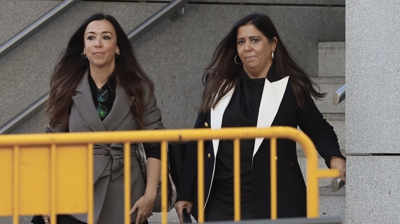 A xuíza Biedma sae da Audiencia Nacional acompañada da súa irmá e avogada (EFE/Mariscal)