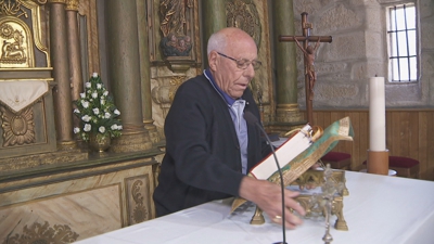 Antonio encárgase de preparar todo para as celebracións da lituturxia.