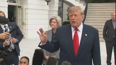 Trump  atende aos medios tras anunciar o acordo con Putin