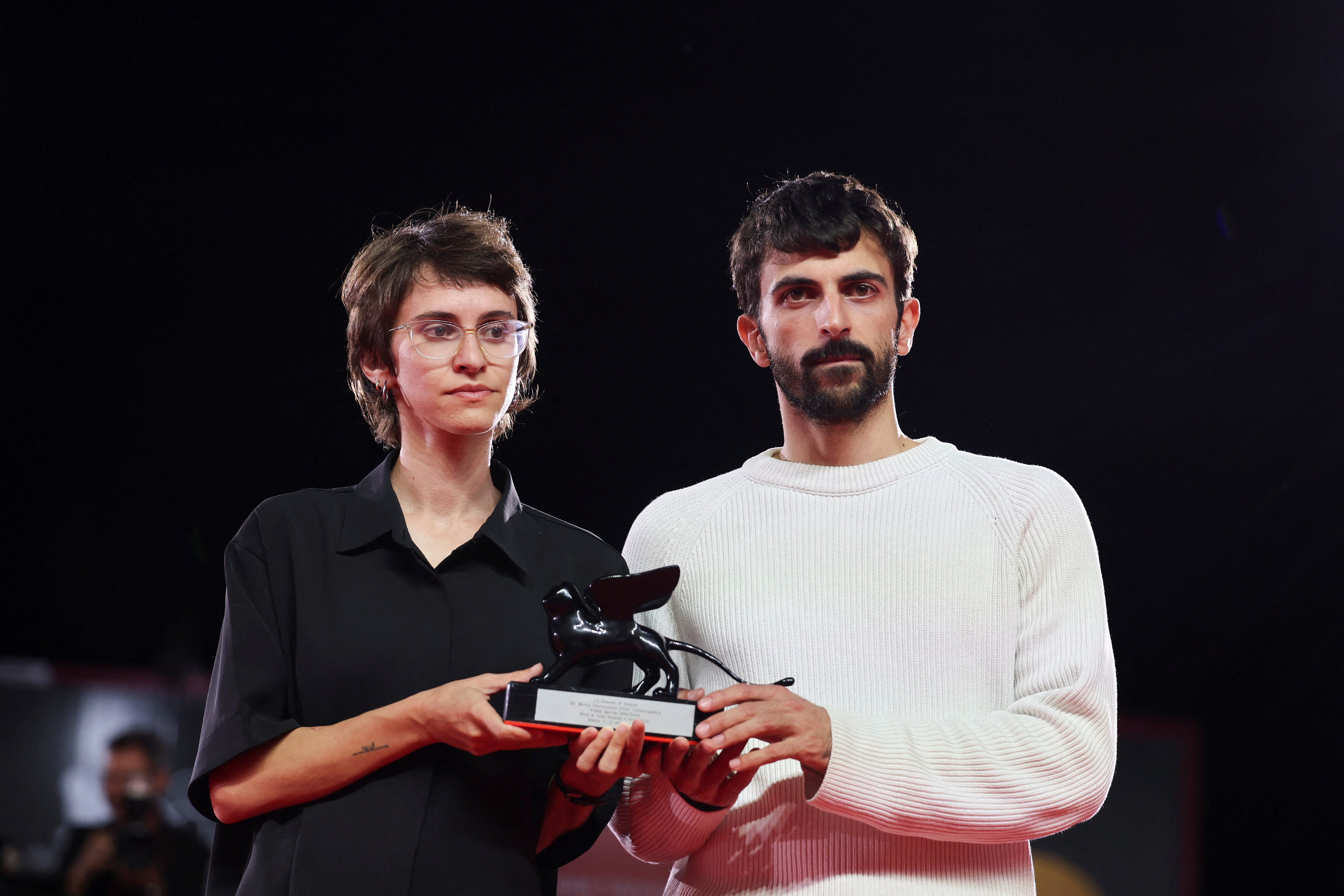 Os directores Yuval Abraham e Rachel Szor reciben o Premio Especial do Xurado no Festival de Venecia. REUTERS/Yara Nardi