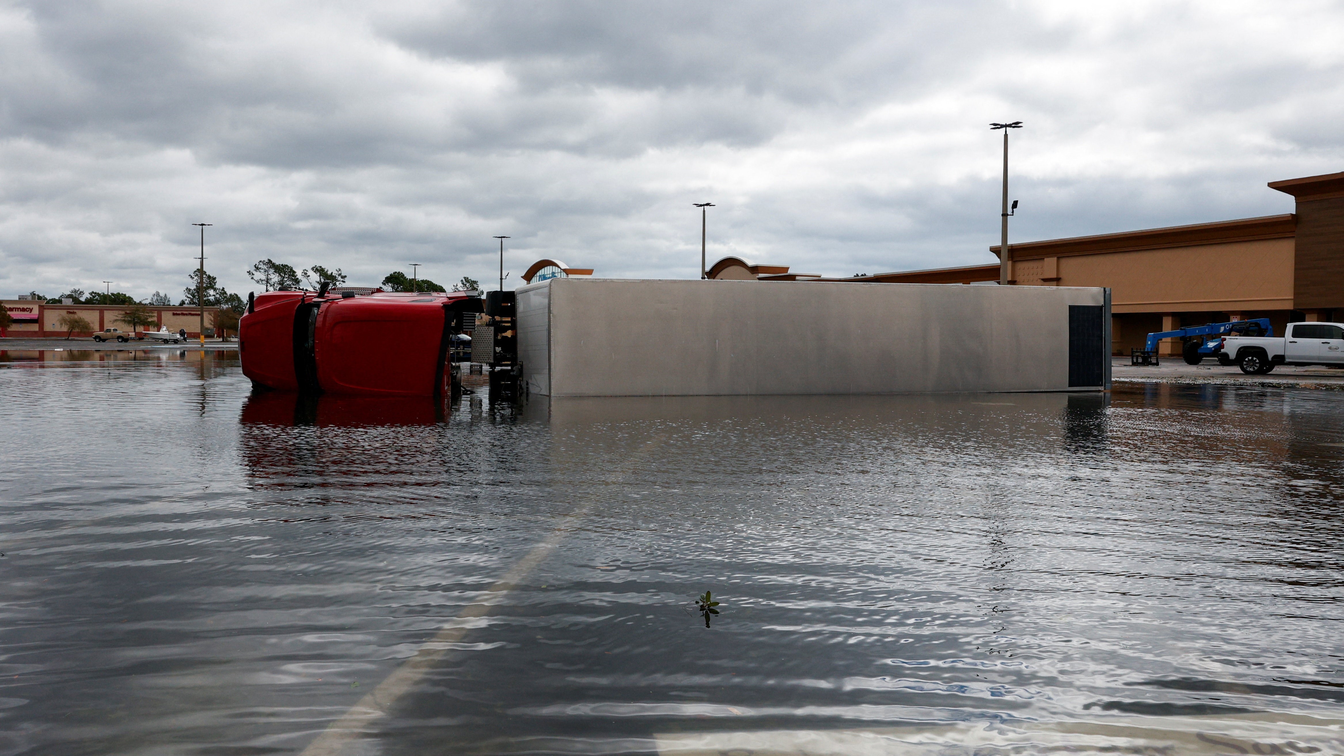 Un camión envorcado en Gulf Breeze, na Florida. REUTERS/Marco Bello