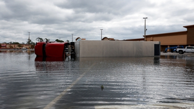 Un camión envorcado en Gulf Breeze, na Florida. REUTERS/Marco Bello
