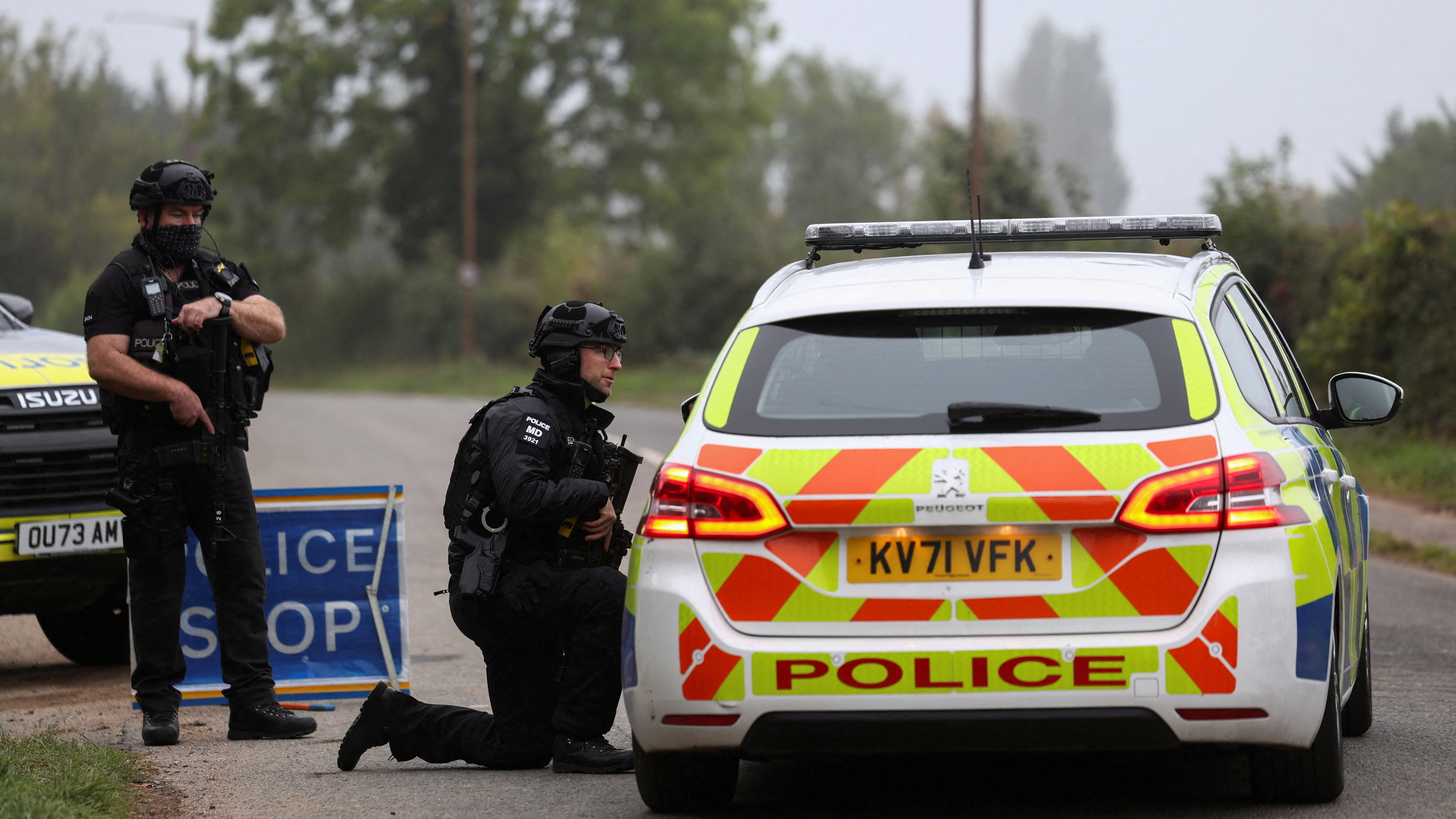 Control policial preto da base do Reino Unido RAF Fairbord (REUTERS/Toby Shepheard)