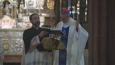 O Arcebispo de Nova York, oficiando a misa do peregrino este luns na Catedral de Santiago (TVG)