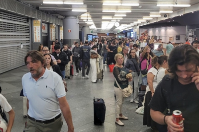 Numerosos viaxeiros se viron afectados polo corte da alta velocidade en estacións como a de Atocha (EFE/Ximena Hessling)
