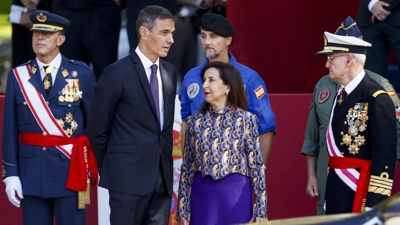 Pedro sánchez coa ministra de fefensa, Margarita Robles, durante o desfile deste luns (EFE/Daniel González)