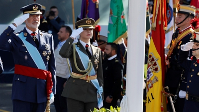 A princesa Leonor e o rei Filipe VI, durante o tradidicional desfile do Día da Fiesta Nacional (EFE/ Ballesteros)