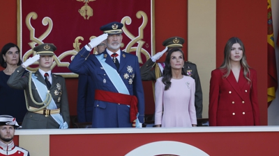A princesa Leonor, o rei Filipe VI, a raiña Letizia, e a infanta Sofía presiden o tradidicional desfile do Día da Fiesta Nacional (EFE/ Ballesteros)