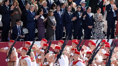 O presidente da Xunta de Galicia, Alfonso Rueda, entre os presidentes autonómicos no desfile da Festa Nacional (EFE/ Ballesteros