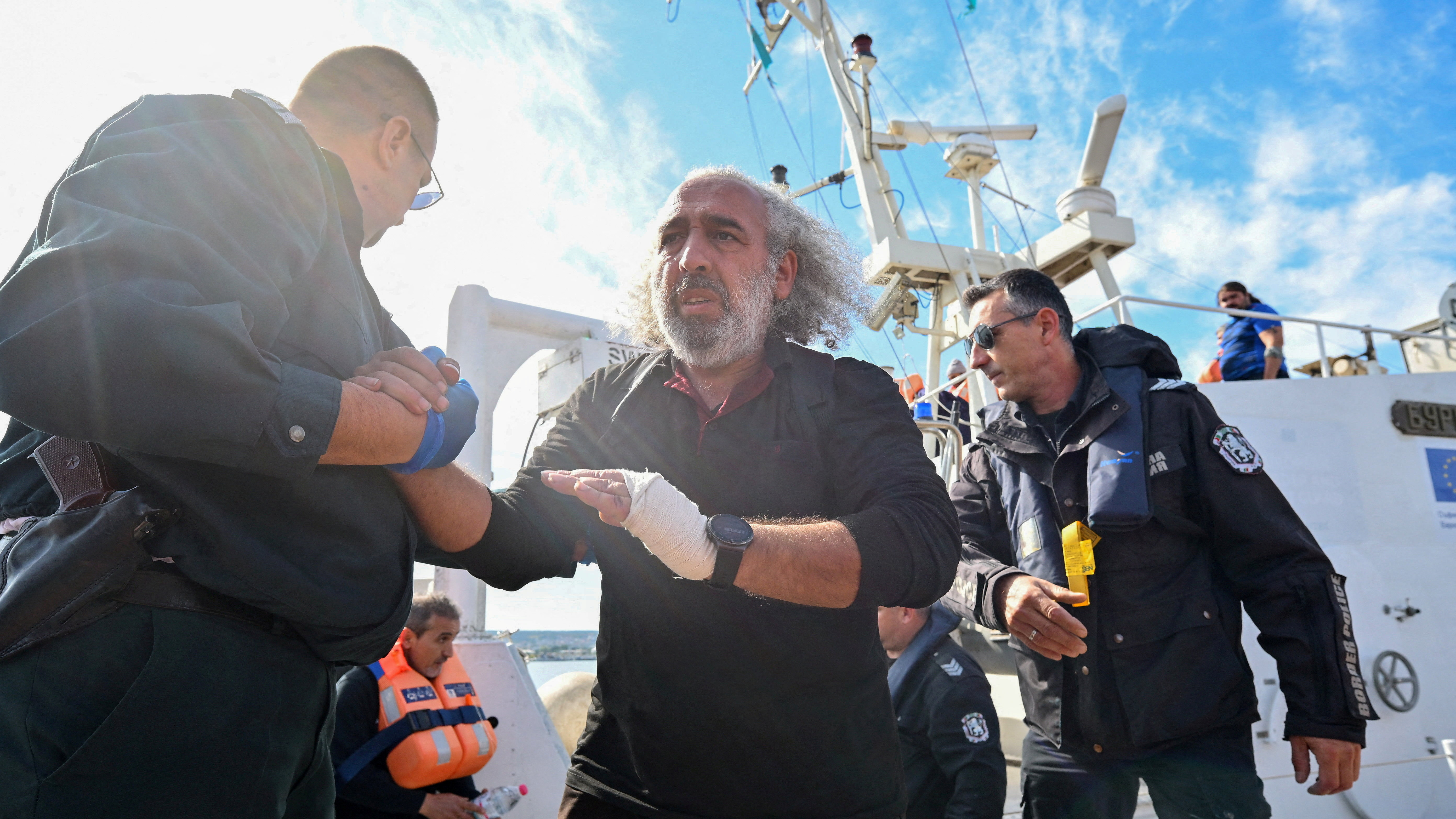 Membros da tripulación dun barco danado no ataque con avións non tripulados perpetrado en augas de Bulgaria, no Mar Negro, o pasado 6 de outubro (REUTERS/Petko Momchilov)