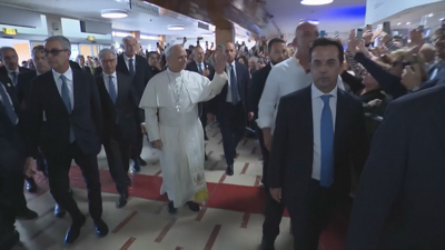 O papa entrando no hospital, antes de ser operado. Reuters