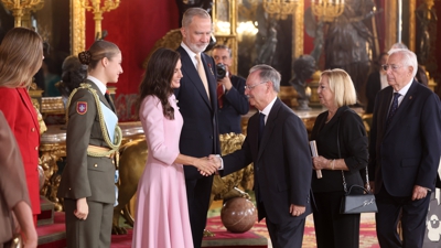 O Presidente de Ceuta, Juan Jesús Vivas, durante a recepción cos Reis, a Princesa Leonor e a Infanta Sofía con motivo do día da Festa Nacional (Raúl Terrel/Europa Press)