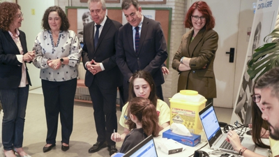 Os conselleiros de Sanidade e Educación supervisaron o inicio da campaña no Ceip das Fontiñas, en Santiago (EFE/Xoán Rey)