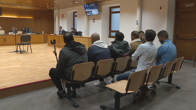 Os acusados que compareceron, na sala da Audiencia Provincial da Coruña