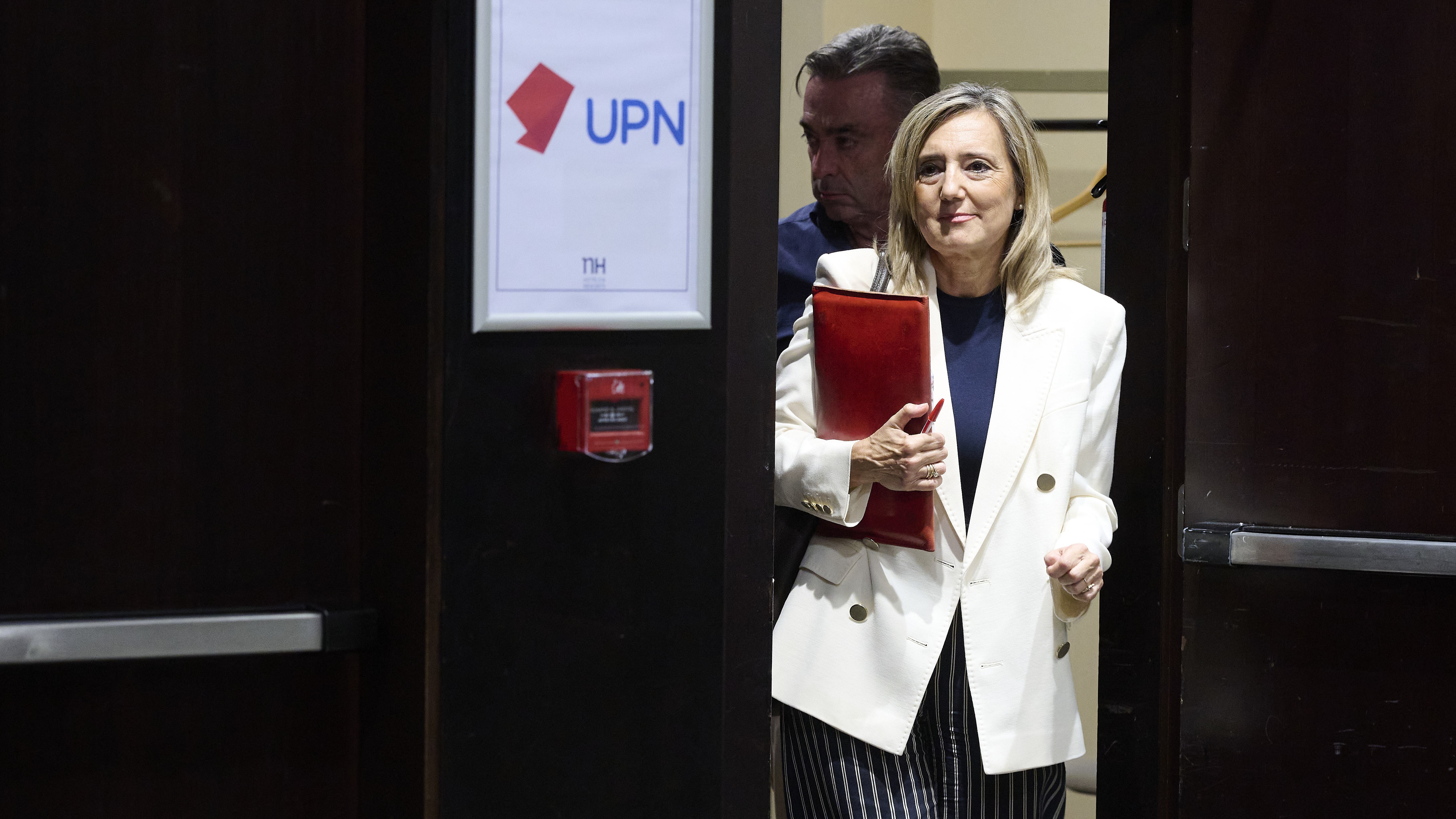 A presidenta de Unión do Pobo Navarro (UPN) Cristina Ibarrola, acode á reunión da executiva de UPN tras o pacto co PP para concorrer xuntos ás eleccións xerais do 29-N (EFE/ Iñaki Porto)